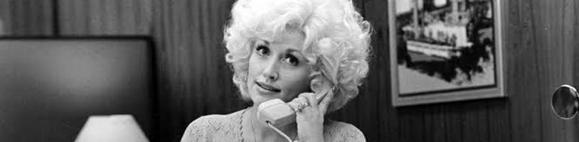Ve věku 80 let zemřela americká zpěvačka Dolly Parton