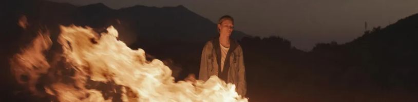 V novém sci-fi thrilleru prochází hrdinka paralelními dimenzemi, aby opakovaně zabila vraha své dcery