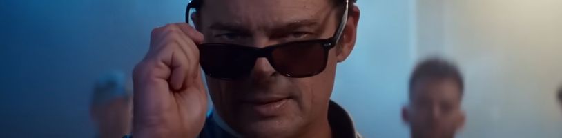 Mortal Kombat 2: Johnny Cage machruje ve stylově přepáleném teaseru na svůj fiktivní akčňák
