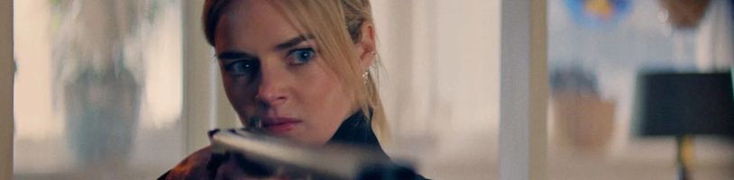 V akční komedii Over Your Dead Body si dva manžele půjdou navzájem po krku