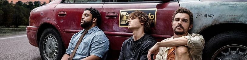 V komedii Idiots se dva zoufalci vydají na divokou jízdu se zazobaným mladíkem