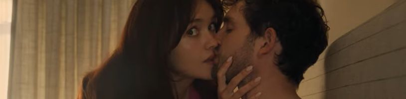 V seriálovém thrilleru The Girlfriend si mladý muž přivede domů podezřelou přítelkyni