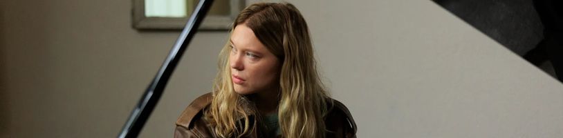 Léa Seydoux v novém traileru na Něžné monstrum odhaluje děsivé tajemství svého manžela