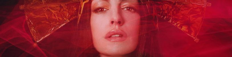 V temně poetickém hudebním filmu Mother Mary se z Anne Hathaway stane popová ikona