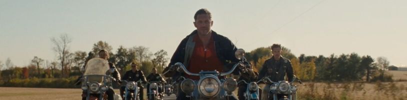 Motorkáři Tom Hardy a Austin Butler jako členové nebezpečného gangu v novém traileru