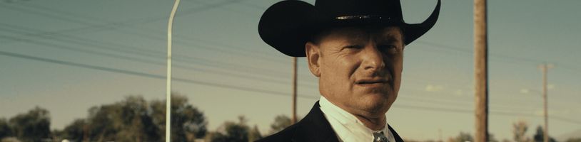 V krimi komedii LaRoy, Texas dostane obyčejný majitel železářství za úkol, aby někoho zabil