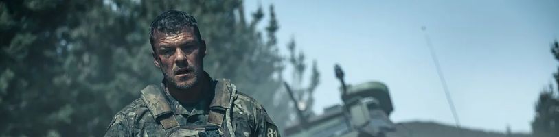 V akční sci-fi Válečné monstrum čelí Alan Ritchson obřímu robotovi mimozemského původu