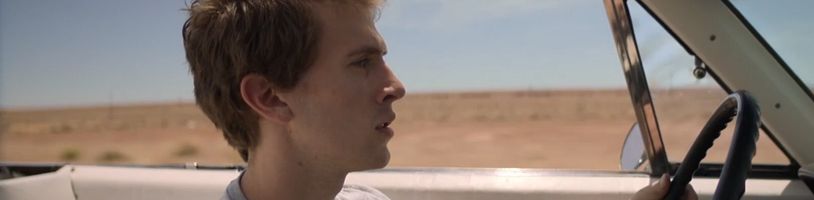 What We Find on the Road: Mladý muž míří za svým otcem v autě se záhadnou rakví