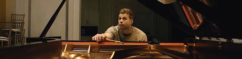 V krimi thrilleru Tuner využívá nadaný ladič klavírů svůj mimořádný sluch k otevírání trezorů