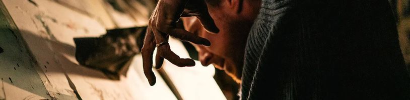 V pochmurných Křídlech smutku bude Benedicta Cumberbatche trápit obří mluvící vrána