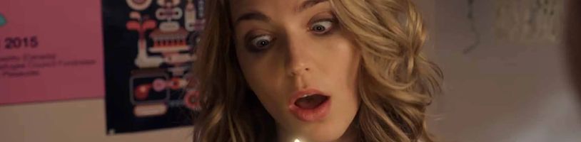 V komedii Repeat After Me uvízne v časové smyčce středoškolačka, která chce přijít o věneček