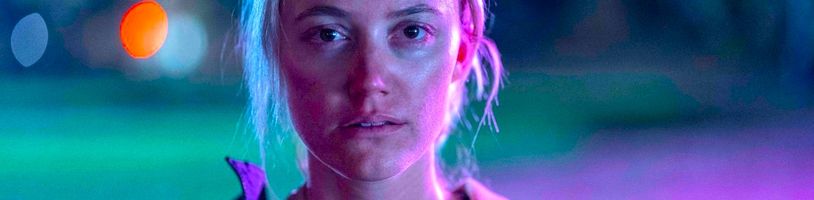 V krimi thrilleru In Cold Light čeká na Maiku Monroe drsný boj ve zločineckém podsvětí