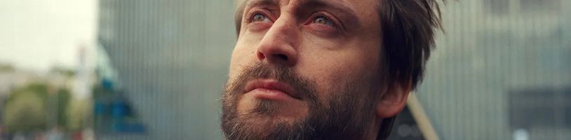 K novým Hunger Games se připojuje Kieran Culkin jako moderátor Caesar Flickerman