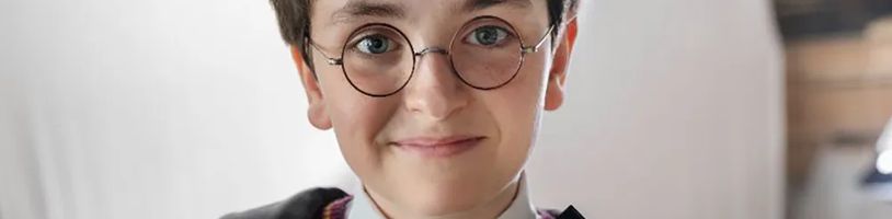 Seriálový Harry Potter se představuje na první fotce, byly obsazeny další postavy