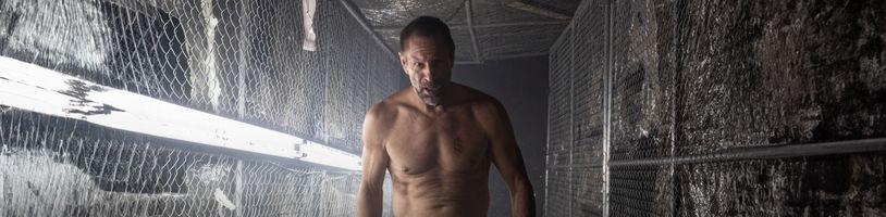 V dystopickém akčňáku Trial By Combat nahrazují soudní procesy boje na život a na smrt