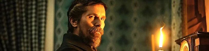 V temném thrilleru Bledé modré oko čeká na Christiana Balea vyšetřování hrozivé vraždy
