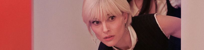 V nové černé komedii Natalie Portman předstírá, že nabodnutá mrtvola je umělecké dílo