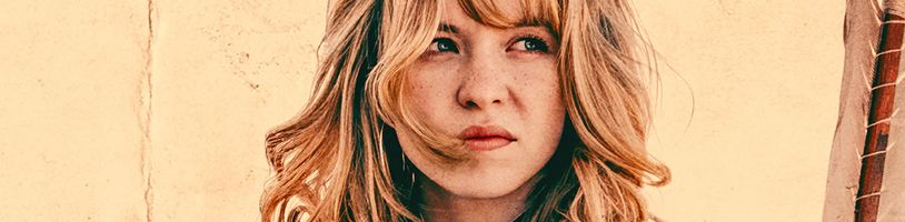 Sydney Sweeney pátrá po vzácné indiánské košili v akční komedii Americana