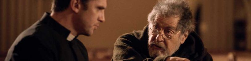V hororu Rituál se Al Pacino a Dan Stevens pustí do boje s ďábelskými silami
