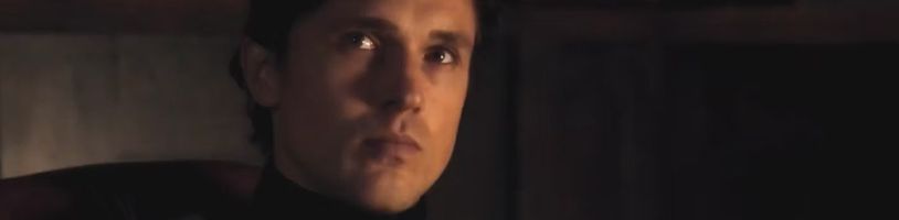 Herec z Letopisů Narnie se v traileru na Raven´s Hollow představuje jako Edgar Allan Poe