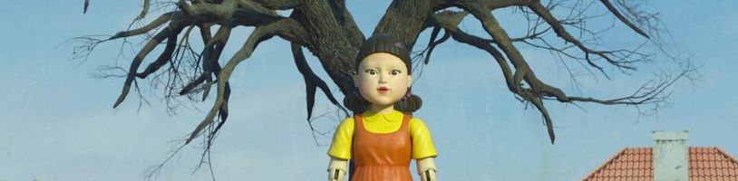 Hrozivá panenka ze Hry na oliheň existovala ještě před vznikem seriálu. Můžete se na ni přijet osobně podívat