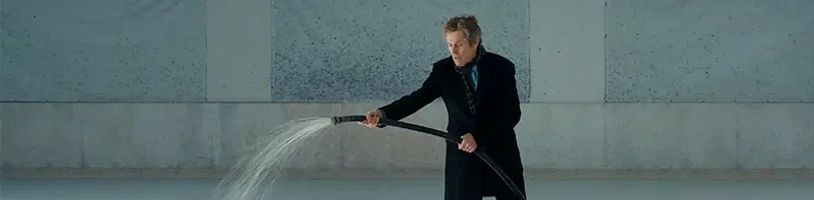V černé komedii The Souffleur se Willem Dafoe vydá do boje o záchranu svého hotelu