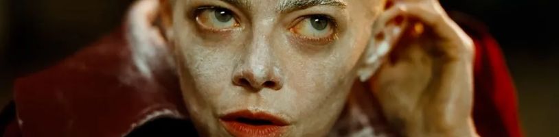 Je unesená Emma Stone mimozemšťanka? Komedie Bugonia má na světě nový trailer