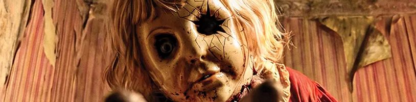 V hororu Dolly unese zrůda s maskou panenky mladou ženu, kterou chce vychovat jako vlastní dítě