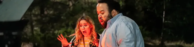 V černé komedii All Night Wrong se jedno nevinné rande pořádně zvrtne