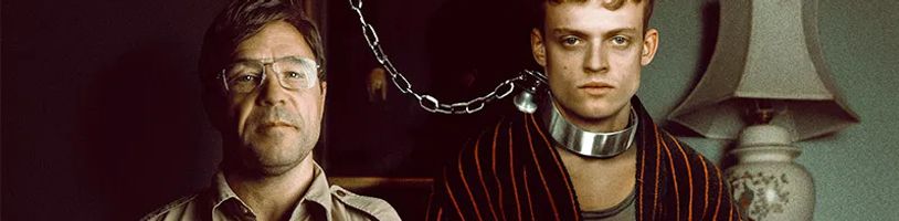 V thrilleru Heel unese Stephen Graham mladého zmetka, kterého pak drží v řetězech