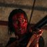 Krev, bouchačky a démoni. Horor Evil Dead Rise na nových fotkách 