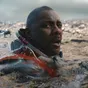 Ve sci-fi thrilleru Above the Below uvízne Idris Elba v podmořské pasti