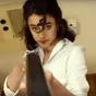 Margaret Qualley se pouští do vyšetřování v traileru na švihlou černou komedii Honey Don't!
