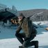 The Last Frontier: Jason Clarke brání aljašské město před vězni z havarovaného letadla