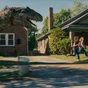 Ve filmu Konec Oak Street se jedna rodinka nevysvětlitelně ocitne mezi dinosaury
