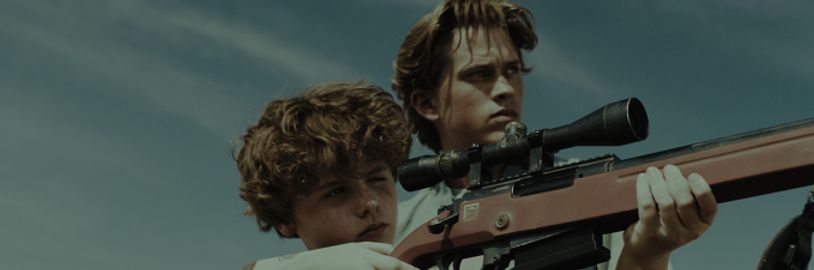V dystopické sci-fi Brother Save Us se chlapec spřátelí s tajemnou umělou inteligencí