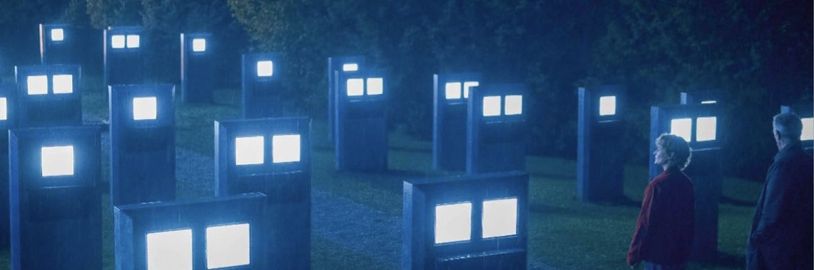 The Shrouds: První fotky z nového filmu Davida Cronenberga odhalují podivný hřbitov