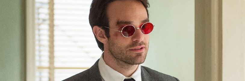 V romantické sci-fi Synthetic se Charlie Cox zakouká do uprchlé androidky