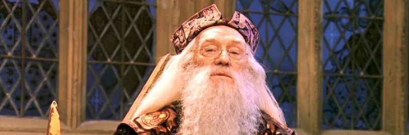 Fotky z natáčení seriálového Harryho Pottera odhalují podobu nového Brumbála