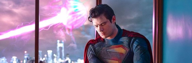 Seznamte se s novým Supermanem na první fotce. Červené trenýrky se vrací!