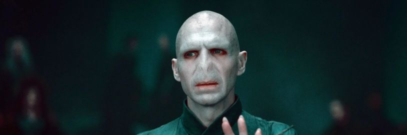 Ralph Fiennes se opět veřejně zastal J. K. Rowling