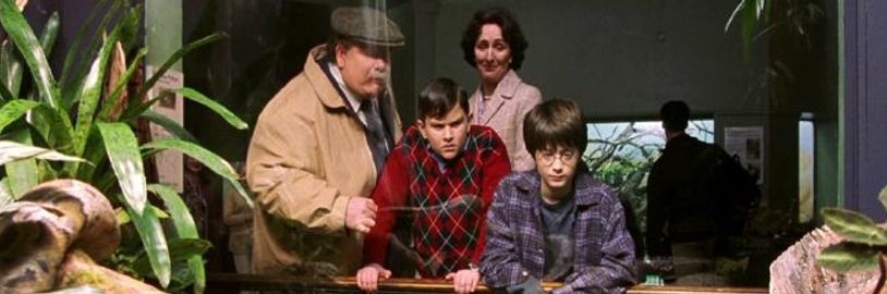 Dursleyovi a Harry v Zoo. Podívejte se na fotky z natáčení seriálového Harry Pottera