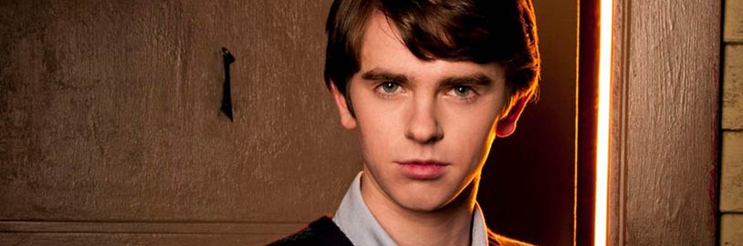 Freddie Highmore si ve francouzském detektivním seriálu zahraje Edgara Allana Poea