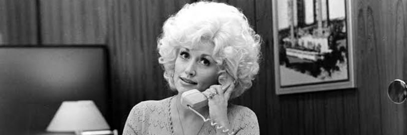 Ve věku 80 let zemřela americká zpěvačka Dolly Parton