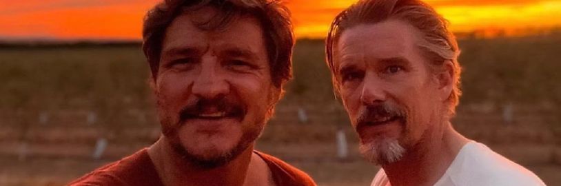 Pedro Pascal a Ethan Hawke povedou krátký western od legendy španělské kinematografie