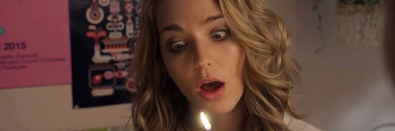 V komedii Repeat After Me uvízne v časové smyčce středoškolačka, která chce přijít o věneček