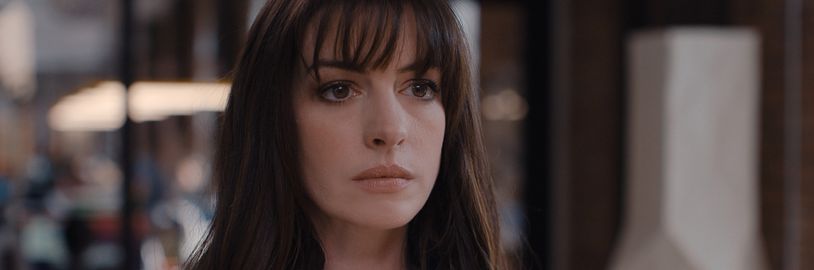 Anne Hathaway a Dave Bautista si zahrají v akční komedii od tvůrce seriálu Banshee