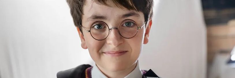 Seriálový Harry Potter se představuje na první fotce, byly obsazeny další postavy
