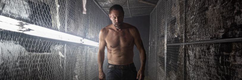 V dystopickém akčňáku Trial By Combat nahrazují soudní procesy boje na život a na smrt