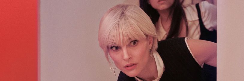 V nové černé komedii Natalie Portman předstírá, že nabodnutá mrtvola je umělecké dílo